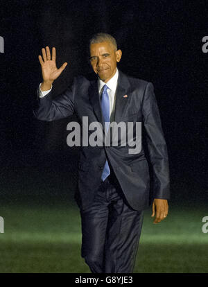 Washington, District de Columbia, Etats-Unis. 29 Juin, 2016. Le président des États-Unis Barack Obama waves à la presse comme il arrive sur la pelouse Sud de la Maison Blanche à Washington, DC après son voyage à Ottawa, Canada pour participer à l'occasion du Sommet des leaders nord-américains sur le Mercredi 29 Juin, 2016. Credit : Ron Sachs/CNP Crédit : Ron Sachs/CNP/ZUMA/Alamy Fil Live News Banque D'Images