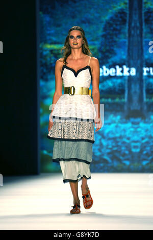 Berlin, Allemagne. 29 Juin, 2016. Un modèle d'un persents création de 'Rebekka Ruetz' au cours du printemps/été 2017 de la Fashion Week de Berlin à Berlin, Allemagne, le 29 juin 2016. © Wang Qing/Xinhua/Alamy Live News Banque D'Images