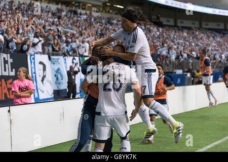 Vancouver, Canada. 29 Juin, 2016. Vancouver célèbre Tim Parker # 26 objectif. 2016 Championnat Canadien Amway Finale Coupe des Voyageurs, Toronto, Vancouver Whitecaps vs BC Place Stadium. Toronto remporte la Coupe des Voyageurs. Credit : Gerry Rousseau/Alamy Live News Banque D'Images