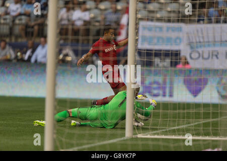 Vancouver, Canada. 29 Juin, 2016. David Chassé # 1 des Whitecaps de Vancouver défis pour la balle. 2016 Championnat Canadien Amway Finale Coupe des Voyageurs, Toronto, Vancouver Whitecaps vs BC Place Stadium. Toronto remporte la Coupe des Voyageurs. Credit : Gerry Rousseau/Alamy Live News Banque D'Images