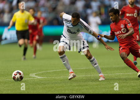 Vancouver, Canada. 29 Juin, 2016. Blas Perez # 27 les Whitecaps de Vancouver de la traque à la balle. 2016 Championnat Canadien Amway Finale Coupe des Voyageurs, Toronto, Vancouver Whitecaps vs BC Place Stadium. Toronto remporte la Coupe des Voyageurs. Credit : Gerry Rousseau/Alamy Live News Banque D'Images