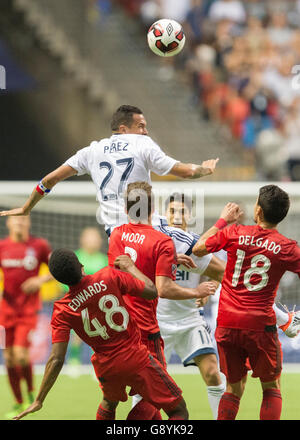 Vancouver, Canada. 29 Juin, 2016. Blas Perez # 27 les Whitecaps de Vancouver de sauter de la balle. 2016 Championnat Canadien Amway Finale Coupe des Voyageurs, Toronto, Vancouver Whitecaps vs BC Place Stadium. Toronto remporte la Coupe des Voyageurs. Credit : Gerry Rousseau/Alamy Live News Banque D'Images