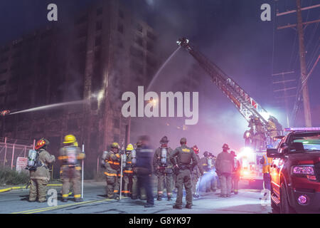 Detroit, USA. 29 Juin, 2016. 29 juin 2016 - Les pompiers bataille d'un grand feu la Bob-lo entrepôt à Detroit (Michigan). Le Terminal Maritime de Detroit, également connu sous le nom de Detroit Harbor Terminal et, plus communément, le bob-lo Warehouse/Dock, est un entrepôt de 10 étages sur la rivière Détroit donnant sur la frontière du Canada. Construit en 1925 par le Detroit de fer et les bornes du port, l'entrepôt de l'entreprise visait à soulager la pénurie d'espace de stockage disponible. Les navires de charge ne décharger sur le quai des matériaux, qui ont été ensuite stockées ou chargés sur des wagons de train. Credit : ZUMA Press, Inc./Alamy Live News Banque D'Images