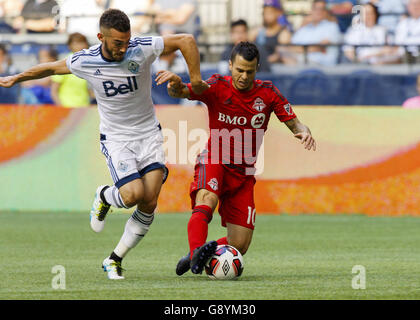 Vancouver, Colombie-Britannique, Canada. 15 mai, 2013. SEBASTIAN GIOVINCO A (10), du Toronto FC et Russell Teibert (31) de Vancouver Whitecaps FC le contrôle le ballon au cours de leur dernier match de Championnat Canadien Amway au BC Place à Vancouver, Colombie-Britannique, Canada. © Andrew Chin/ZUMA/ZUMAPRESS.com/Alamy fil Live News Banque D'Images