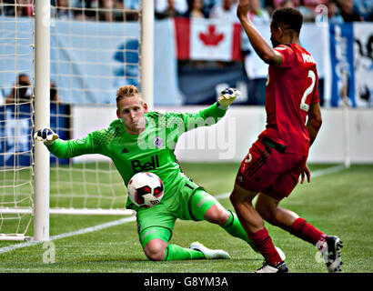 Vancouver, Canada. 29 Juin, 2016. David Chassé (L), gardien de Whitecaps de Vancouver se défend comme Justin Morrow de Toronto FC pousses durant leur deuxième étape de la finale de football du championnat canadien au BC Place, Vancouver, Canada, le 29 juin 2016. Le Toronto FC est battue par les Whitecaps de Vancouver, mercredi, avec 1-2. Les scores sont niveau 2-2 sur l'ensemble après deux jambes et le Toronto FC a remporté le titre en raison de leur objectif, à Vancouver. © Andrew Soong/Xinhua/Alamy Live News Banque D'Images