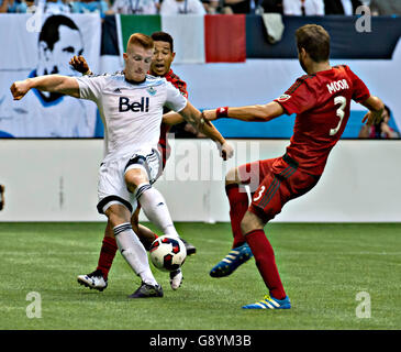 Vancouver, Canada. 29 Juin, 2016. Drew Moor (R) de Toronto FC rivalise avec Tim Parker des Whitecaps de Vancouver au cours de leur deuxième étape de la finale de football du championnat canadien au BC Place, Vancouver, Canada, le 29 juin 2016. Le Toronto FC est battue par les Whitecaps de Vancouver, mercredi, avec 1-2. Les scores sont niveau 2-2 sur l'ensemble après deux jambes et le Toronto FC a remporté le titre en raison de leur objectif, à Vancouver. © Andrew Soong/Xinhua/Alamy Live News Banque D'Images