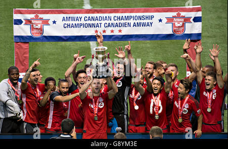 Vancouver, Canada. 29 Juin, 2016. Les joueurs de Toronto FC célébrer avec le trophée lors de la cérémonie de remise des prix pour la finale de football du championnat canadien au BC Place, Vancouver, Canada, le 29 juin 2016. Le Toronto FC est battue par les Whitecaps de Vancouver dans la deuxième étape de la finale le mercredi avec 1-2. Les scores sont niveau 2-2 sur l'ensemble après deux jambes et le Toronto FC a remporté le titre en raison de leur objectif, à Vancouver. © Andrew Soong/Xinhua/Alamy Live News Banque D'Images