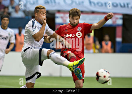 Vancouver, Canada. 29 Juin, 2016. Drew Moor (R) de Toronto FC rivalise avec Erik Hurtado des Whitecaps de Vancouver au cours de leur deuxième étape de la finale de football du championnat canadien au BC Place, Vancouver, Canada, le 29 juin 2016. Le Toronto FC est battue par les Whitecaps de Vancouver, mercredi, avec 1-2. Les scores sont niveau 2-2 sur l'ensemble après deux jambes et le Toronto FC a remporté le titre en raison de leur objectif, à Vancouver. © Andrew Soong/Xinhua/Alamy Live News Banque D'Images