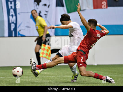 Vancouver, Canada. 29 Juin, 2016. Justin Morrow (R) de Toronto FC rivalise avec David Bolano des Whitecaps de Vancouver au cours de leur deuxième étape de la finale de football du championnat canadien au BC Place, Vancouver, Canada, le 29 juin 2016. Le Toronto FC est battue par les Whitecaps de Vancouver, mercredi, avec 1-2. Les scores sont niveau 2-2 sur l'ensemble après deux jambes et le Toronto FC a remporté le titre en raison de leur objectif, à Vancouver. © Andrew Soong/Xinhua/Alamy Live News Banque D'Images