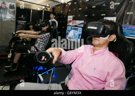 Tokyo, Japon. 30 Juin, 2016. Test visiteurs VR VISION Pro lunettes de réalité virtuelle à Tokyo 2016 Contenu à Tokyo Big Sight, le 30 juin 2016, Tokyo, Japon. Tokyo 2016 contenu rassemble 1 530 exposants qui présenteront leurs derniers titres, jeu, animation, TV et films produits et solutions technologiques au cours d'un salon de trois jours. Organisateurs ont déclaré 11 749 visiteurs durant la première journée et espérer attirer quelque 38 000 participants au cours de l'événement jusqu'au 1 juillet. Credit : Rodrigo Reyes Marin/AFLO/Alamy Live News Banque D'Images