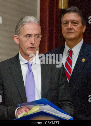 Washington, Us. 28 Juin, 2016. Trey Gowdy (président républicain de Caroline du Sud), à gauche, et représentant américain Lynn Westmoreland (républicain de Géorgie), à droite, deux des membres républicains de la Chambre Select Committee sur les événements entourant l'attaque terroriste de 2012 à Tripoli, Libye, arriver à une conférence de presse dans le Capitole à Washington, DC, pour annoncer la publication de leur rapport sur le Mardi 28 juin 2016. Credit : Ron Sachs/CNP - AUCUN FIL SERVICE - © dpa/Alamy Live News Banque D'Images