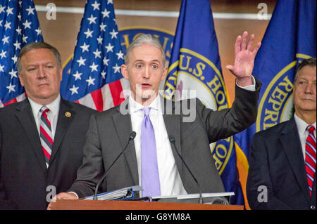 Représentant des États-Unis Trey Gowdy (républicain de Caroline du Sud), Président de la Chambre, Comité spécial sur les événements entourant l'attaque terroriste de 2012 à Tripoli, Libye, répond la question d'un journaliste lors d'une conférence de presse dans le Capitole à Washington, DC, annonçant la publication du rapport du comité le mardi, Juin 28, 2016. Représentant américain Mike Pompeo (républicain du Kansas) de gauche et représentant américain Lynn Westmoreland (républicain de Géorgie) à partir de la droite. Credit : Ron Sachs/CNP - AUCUN FIL SERVICE - Banque D'Images