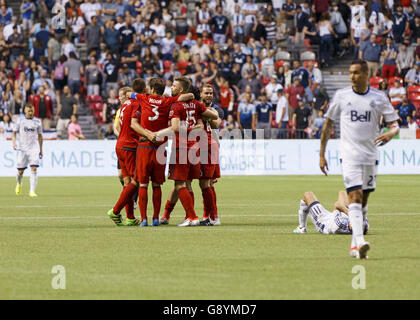 Vancouver, Colombie-Britannique, Canada. 15 mai, 2013. Les membres de l'équipe du Toronto FC célébrer après avoir remporté la finale du championnat canadien Amway au BC Place à Vancouver, Colombie-Britannique, Canada. © Andrew Chin/ZUMA/ZUMAPRESS.com/Alamy fil Live News Banque D'Images