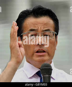 Urayasu, Japon - Katsuya Okada, chef du principal parti d'opposition, le Parti démocratique, donne un discours d'encouragement pour rallier l'appui d'un candidat en lice dans l'élection de la chambre haute le 10 juillet sur sa campagne de cross-country à Urayasu, à l'Est de Tokyo, le jeudi, 30 juin 2016. Les élections à la Chambre haute, qui a lieu tous les trois ans pour la moitié des chambres 242 sièges, repose sur la participation électorale. 30 Juin, 2016. un faible taux de participation en faveur de la décision de bloc et un taux de participation en faveur de l'opposition camp. Credit : Natsuki Sakai/AFLO/Alamy Live News Banque D'Images