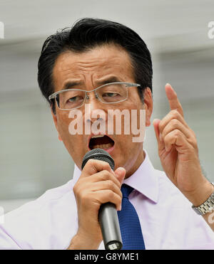 Urayasu, Japon - Katsuya Okada, chef du principal parti d'opposition, le Parti démocratique, donne un discours d'encouragement pour rallier l'appui d'un candidat en lice dans l'élection de la chambre haute le 10 juillet sur sa campagne de cross-country à Urayasu, à l'Est de Tokyo, le jeudi, 30 juin 2016. Les élections à la Chambre haute, qui a lieu tous les trois ans pour la moitié des chambres 242 sièges, repose sur la participation électorale. 30 Juin, 2016. un faible taux de participation en faveur de la décision de bloc et un taux de participation en faveur de l'opposition camp. Credit : Natsuki Sakai/AFLO/Alamy Live News Banque D'Images