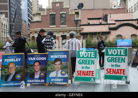 Sydney, Australie. Le 30 juin 2016. De l'avant des élections fédérales du 2 juillet certains Australiens vont aux urnes début, ce qu'ils peuvent faire s'ils disent qu'ils ne sont pas disponibles au vote sur la journée. Sur la photo se trouvent des panneaux la promotion de partis politiques différents à l'extérieur du bureau de vote au Sydney Town Hall. Crédit : Richard Milnes/Alamy Live News Banque D'Images