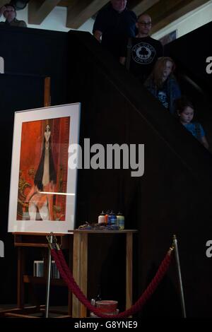Francfort, Allemagne. 29 Juin, 2016. Personnes visitent une exposition d'oeuvres d'art par caricaturiste allemand Sebastian Krueger à la caricature Museum Frankfurt à Francfort, Allemagne, le 29 juin 2016. L'exposition durera jusqu'au 30 octobre. © Luo Huanhuan/Xinhua/Alamy Live News Banque D'Images