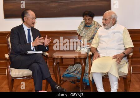 Le Premier Ministre indien Narendra Modi rencontre avec le président de la Banque mondiale, Jim Yong Kim, 30 juin 2016 à New Dehli, en Inde. Banque D'Images