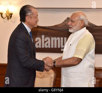 Le Premier Ministre indien Narendra Modi accueille le président de la Banque mondiale, Jim Yong Kim, 30 juin 2016 à New Dehli, en Inde. Banque D'Images