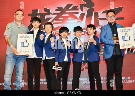 (160630) -- BEIJING, 30 juin 2016 (Xinhua) -- Directeur général Tao Sheng (1ère L) et Wang Wei (1e R) et de jeunes acteurs participer à une conférence de presse de leur nouveau film Kungfu garçons à Beijing, capitale de Chine, le 30 juin 2016. Le kungfu comédie va frapper l'écran sur le 5 août. (Xinhua/Qin Haishi) (wyl) Banque D'Images