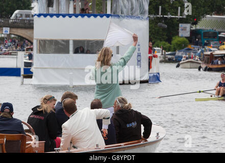 Henley on Thames, Oxfordshire, UK. 30 Juin, 2016. Sarah Winckless est devenue la première femme juge-arbitre au Henley Royal Regatta. Sarah a remporté le bronze dans le 2004 Jeux Olympiques d'Athènes et de l'or dans les Championnats du Monde en 2005 et 2006. Elle a pris sa retraite de l'aviron en 2009 et a reçu l'éducation bilingue en 2015 . Credit : Allan Staley/Alamy Live News Banque D'Images