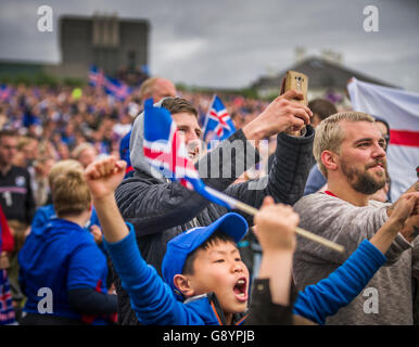 La foule dans le centre de Reykjavik en regardant l'Islande contre l'Angleterre dans le tournoi de football de l'UEFA Euro 2016, Reykjavik, Islande. L'Islande a gagné 2-1. 27 juin, 2016 Banque D'Images