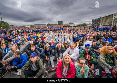 La foule dans le centre de Reykjavik en regardant l'Islande contre l'Angleterre dans le tournoi de football de l'UEFA Euro 2016, Reykjavik, Islande. L'Islande a gagné 2-1. 27 juin, 2016 Banque D'Images