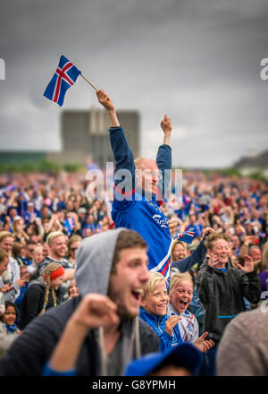 La foule dans le centre de Reykjavik en regardant l'Islande contre l'Angleterre dans le tournoi de football de l'UEFA Euro 2016, Reykjavik, Islande. L'Islande a gagné 2-1. 27 juin, 2016 Banque D'Images