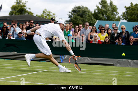 (160630) -- Londres, 30 juin 2016 (Xinhua) -- John Isner des États-Unis renvoie une balle à Marcos Baghdatis de Chypre au cours de la première ronde du tournoi au match de Wimbledon Wimbledon en 2016, le sud-ouest de Londres, Grande-Bretagne le 30 juin 2016. (Xinhua/Ye Pingfan) Banque D'Images