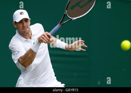 (160630) -- Londres, 30 juin 2016 (Xinhua) -- John Isner des États-Unis renvoie une balle à Marcos Baghdatis de Chypre au cours de la première ronde du tournoi au match de Wimbledon Wimbledon en 2016, le sud-ouest de Londres, Grande-Bretagne le 30 juin 2016. (Xinhua/Ye Pingfan) Banque D'Images