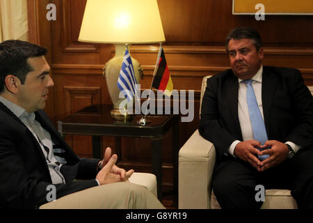 (160630) -- Athènes, 30 juin 2016 (Xinhua) -- Le Premier ministre grec Alexis Tsipras (L) des entretiens avec le vice-chancelier allemand Sigmar Gabriel avant leur réunion à Athènes, Grèce, le 30 juin 2016. (Xinhua/Marios Lolos) Banque D'Images