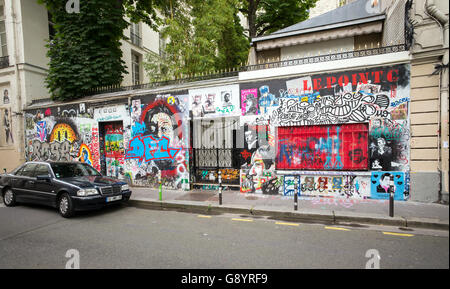 Paris, France. 28 Juin, 2016. La maison sur 5 Rue Verneuil est couvert de graffitis divers à Paris, France, 28 juin 2016. Artiste Serge Gainsbourg a vécu dans cette maison dans le 6ème arrondissement depuis de nombreuses années. Photo : Peter Kneffel/dpa/Alamy Live News Banque D'Images