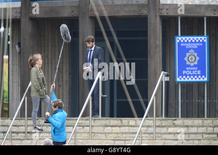 West Bay, Dorset, UK. 30 juin 2016. L'acteur David Tennant qui joue le détective Hardy dans Broadchurch, filmer une scène avec une jeune actrice à l'extérieur de la station de police Broadchurch fictif qui est situé dans la région de West Bay, dans le Dorset. La troisième série de la populaire émission ITV est due à être diffusée en 2017 - Photo : Graham Hunt Photography/Alamy Live News Banque D'Images