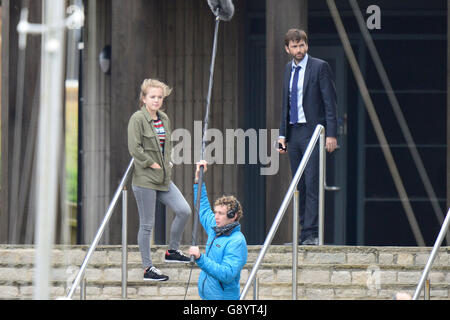 West Bay, Dorset, UK. 30 juin 2016. L'acteur David Tennant qui joue le détective Hardy dans Broadchurch, filmer une scène avec une jeune actrice à l'extérieur de la station de police Broadchurch fictif qui est situé dans la région de West Bay, dans le Dorset. La troisième série de la populaire émission ITV est due à être diffusée en 2017 - Photo : Graham Hunt Photography/Alamy Live News Banque D'Images