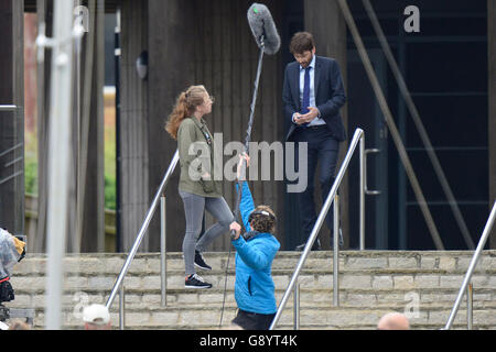 West Bay, Dorset, UK. 30 juin 2016. L'acteur David Tennant qui joue le détective Hardy dans Broadchurch, filmer une scène avec une jeune actrice à l'extérieur de la station de police Broadchurch fictif qui est situé dans la région de West Bay, dans le Dorset. La troisième série de la populaire émission ITV est due à être diffusée en 2017 - Photo : Graham Hunt Photography/Alamy Live News Banque D'Images