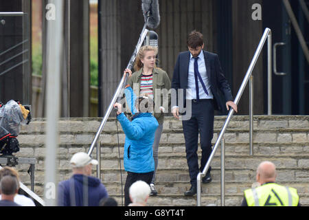 West Bay, Dorset, UK. 30 juin 2016. L'acteur David Tennant qui joue le détective Hardy dans Broadchurch, filmer une scène avec une jeune actrice à l'extérieur de la station de police Broadchurch fictif qui est situé dans la région de West Bay, dans le Dorset. La troisième série de la populaire émission ITV est due à être diffusée en 2017 - Photo : Graham Hunt Photography/Alamy Live News Banque D'Images