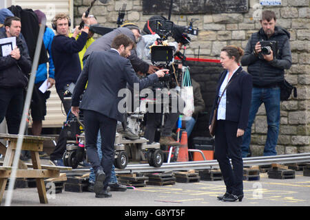 West Bay, Dorset, UK. 30 juin 2016. Acteurs Olivia Colman qui joue le détective Miller et David Tennant qui joue le détective Hardy dans Broadchurch, filmer une scène à l'extérieur de la station de police Broadchurch fictif qui est situé dans la région de West Bay, dans le Dorset. La troisième série de la populaire émission ITV est due à être diffusée en 2017 - Photo : Graham Hunt Photography/Alamy Live News Banque D'Images