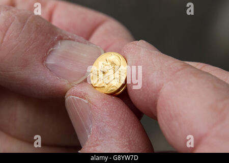 Kingston, Ontario, Canada. Mar 11, 2016. Co-lauréat du Prix Nobel de physique, Arthur McDonald, est titulaire d'un axe avec Alfred Nobel date de naissance et de sa mort en Amérique. à Kingston (Ontario), le 11 mars 2016. L'axe est donné à tous les lauréats du prix Nobel. © Lars Hagberg/ZUMA/Alamy Fil Live News Banque D'Images