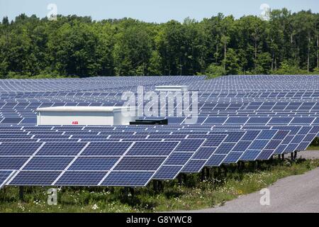 Odessa, l'Ontario, Canada. 9 juin, 2016. Un champ de panneaux solaires à Odessa, en Ontario, le 9 juin 2016. © Lars Hagberg/ZUMA/Alamy Fil Live News Banque D'Images