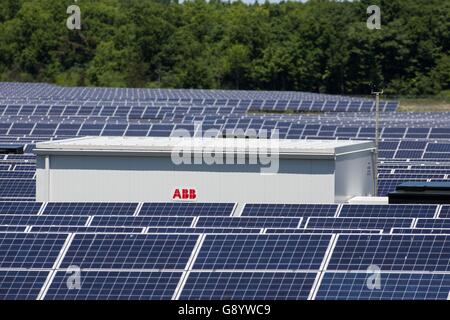 Odessa, l'Ontario, Canada. 9 juin, 2016. Un champ de panneaux solaires à Odessa, en Ontario, le 9 juin 2016. © Lars Hagberg/ZUMA/Alamy Fil Live News Banque D'Images