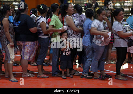 Manille. 30 Juin, 2016. Les gens attendent de recevoir l'alimentation piles lors de la soirée de solidarité à Manille le 30 juin 2016. La présidente philippine Rodrigo Duterte a tenu la soirée de solidarité avec le ministère philippin de la protection sociale et du développement pour les plus démunis des habitants de Manille peu après qu'il a prêté serment. © Rouelle Umali/Xinhua/Alamy Live News Banque D'Images