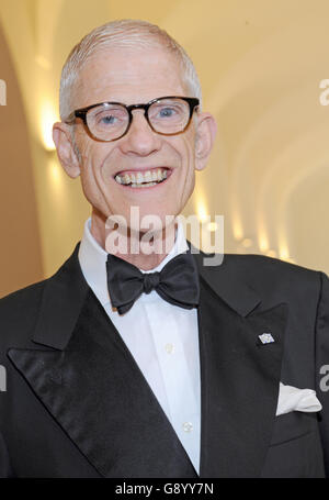 Munich, Allemagne. 30 Juin, 2016. Administrateur des arts britannique Sir Peter Jonas, arrive pour la cérémonie de remise des prix de la paix film allemand 'Die Bruecke'(le pont) dans le Festival International du Film de Munich à Munich, Allemagne, 30 juin 2016. Photo : URSULA DUEREN/dpa/Alamy Live News Banque D'Images