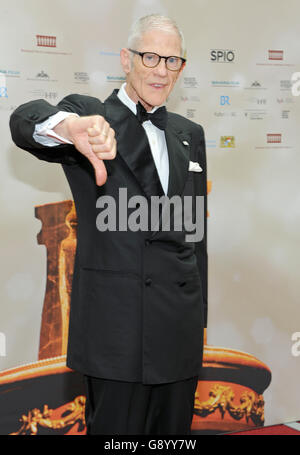 Munich, Allemagne. 30 Juin, 2016. Administrateur des arts britannique Sir Peter Jonas, arrive pour la cérémonie de remise des prix de la paix film allemand 'Die Bruecke'(le pont) dans le Festival International du Film de Munich à Munich, Allemagne, 30 juin 2016. Photo : URSULA DUEREN/dpa/Alamy Live News Banque D'Images