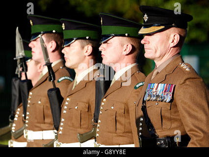 Newtownards, comté de Down, Irlande du Nord. 1er juillet 2016. Membres de l'Irish Guards à la Veillée nationale commémorant le centenaire de la première journée de la bataille de la Somme, Somme Museum, Newtownards, comté de Down, Irlande du Nord, 1er juillet 2016. Credit : Radharc Images/Alamy Live News Banque D'Images