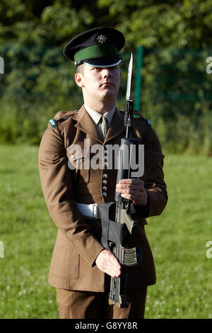 Newtownards, comté de Down, Irlande du Nord. 1er juillet 2016. soldat des Gardes irlandais présentant des bras à la Veillée nationale commémorant le centenaire de la première journée de la bataille de la Somme, Somme Museum, Newtownards, comté de Down, Irlande du Nord, 1er juillet 2016. Credit : Radharc Images/Alamy Live News Banque D'Images