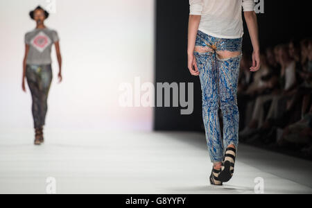 Berlin, Allemagne. 1er juillet 2016. Présenter les modèles de broderie par Johny Dar pendant le défilé de mode 'jeans pour les réfugiés à Berlin, Allemagne, 01 juillet 2016. Les architectes présentent leurs collections pour le printemps/été 2017 lors de la Semaine de la mode actuelle. Photo : Sophia Kembowski/dpa/Alamy Live News Banque D'Images