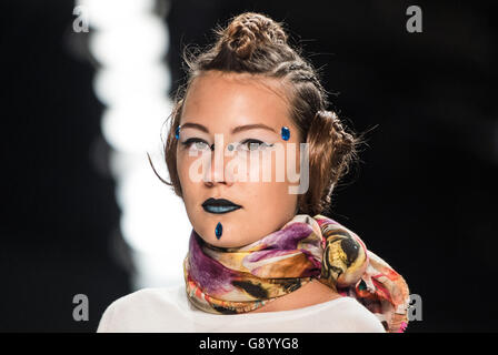 Berlin, Allemagne. 1er juillet 2016. Présenter les modèles de broderie par Johny Dar pendant le défilé de mode 'jeans pour les réfugiés à Berlin, Allemagne, 01 juillet 2016. Les architectes présentent leurs collections pour le printemps/été 2017 lors de la Semaine de la mode actuelle. Photo : Sophia Kembowski/dpa/Alamy Live News Banque D'Images