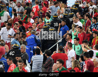 La police anti-émeute française monter l'escalier dans les stands pendant l'UEFA EURO 2016 football match de quart de finale entre la Pologne et le Portugal au Stade Vélodrome à Marseille, France, 30 juin 2016. Photo : Federico Gambarini/dpa (certaines restrictions s'appliquent : Pour la présentation des nouvelles éditorial seulement. Pas utilisé à des fins commerciales ou de marketing, sans l'autorisation écrite préalable de l'UEFA. Les images doivent s'afficher que des images fixes et ne pas imiter l'action match la vidéo avec. Photographies publiées dans des publications en ligne (que ce soit par Internet ou autre) doit avoir un intervalle d'au moins 20 secondes entre le Banque D'Images