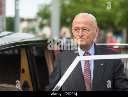 Wolfsburg, Allemagne. 1er juillet 2016. Ancien PDG de Volkswagen, Carl Hahn, s'nex à son ancienne voiture en face de l'art museum de Wolfsburg en avant de la réception à l'occasion de son 90e anniversaire à Wolfsburg, Allemagne, 01 juillet 2016. Photo : Sebastian Gollnow/dpa/Alamy Live News Banque D'Images