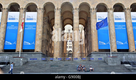 Tbilissi, Géorgie. 1er juillet 2016. Le drapeau géorgien et flottent dans l'avant de cartes de l'OSCE à l'ancien parlement de Tbilissi, Géorgie, 01 juillet 2016. Plus de 700 delegatets de 57 pays participeront à la 25e Assemblée parlementaire de l'OSCE en Géorgie capitale. Le ministre allemand des affaires étrangères, Frank-Walter Steinmeier, est en visite de travail à la Géorgie. Photo : Jan Woitas/dpa/Alamy Live News Banque D'Images